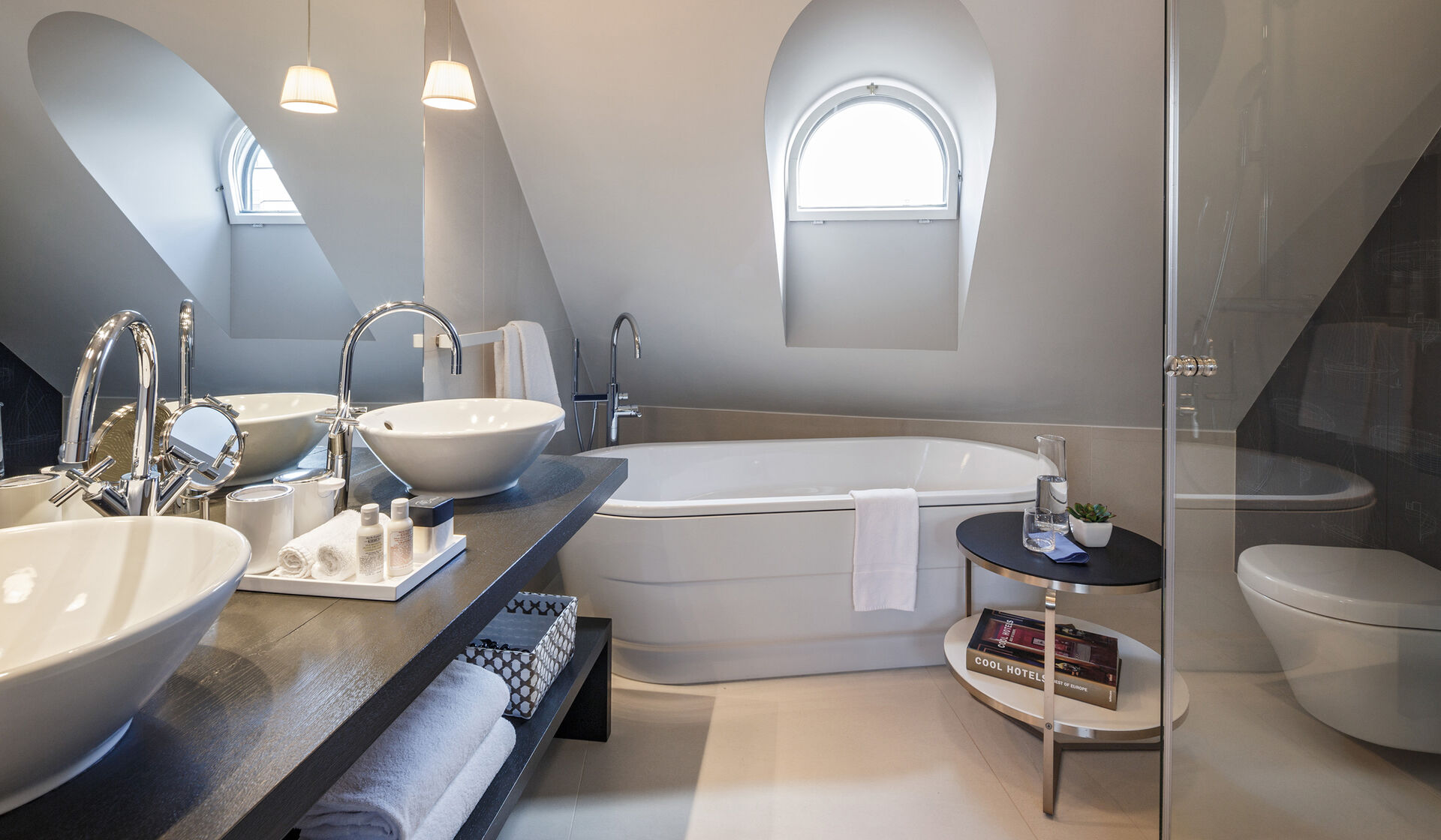 Hotel Seehof Zürich Schweiz Junior Suite mit Flatscreen Fernseher Boxspring Betten Flos Lampen, Hay Stühlen, Marmor Nachttische, Arbeitsplatz mit internationalen Steckdosen und modernem Badezimmer.