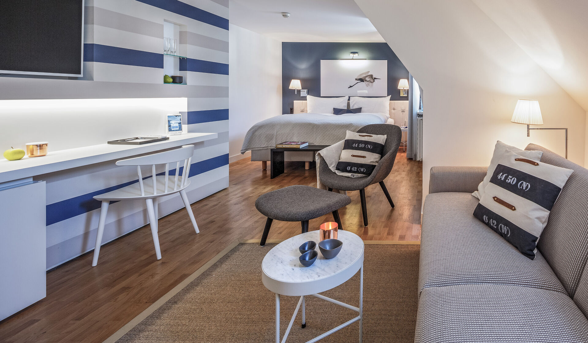 Hotel Seehof Zürich Schweiz Doppelzimmer Superior mit Flatscreen Fernseher Boxspring Betten Flos Lampen, Hay Stühlen, Marmor Nachttische, Arbeitsplatz mit internationalen Steckdosen und modernem Badezimmer.